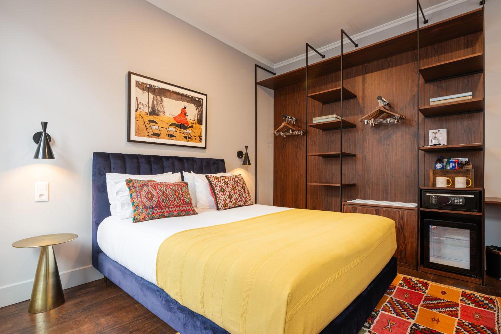 Utopian Hotel, A Charming