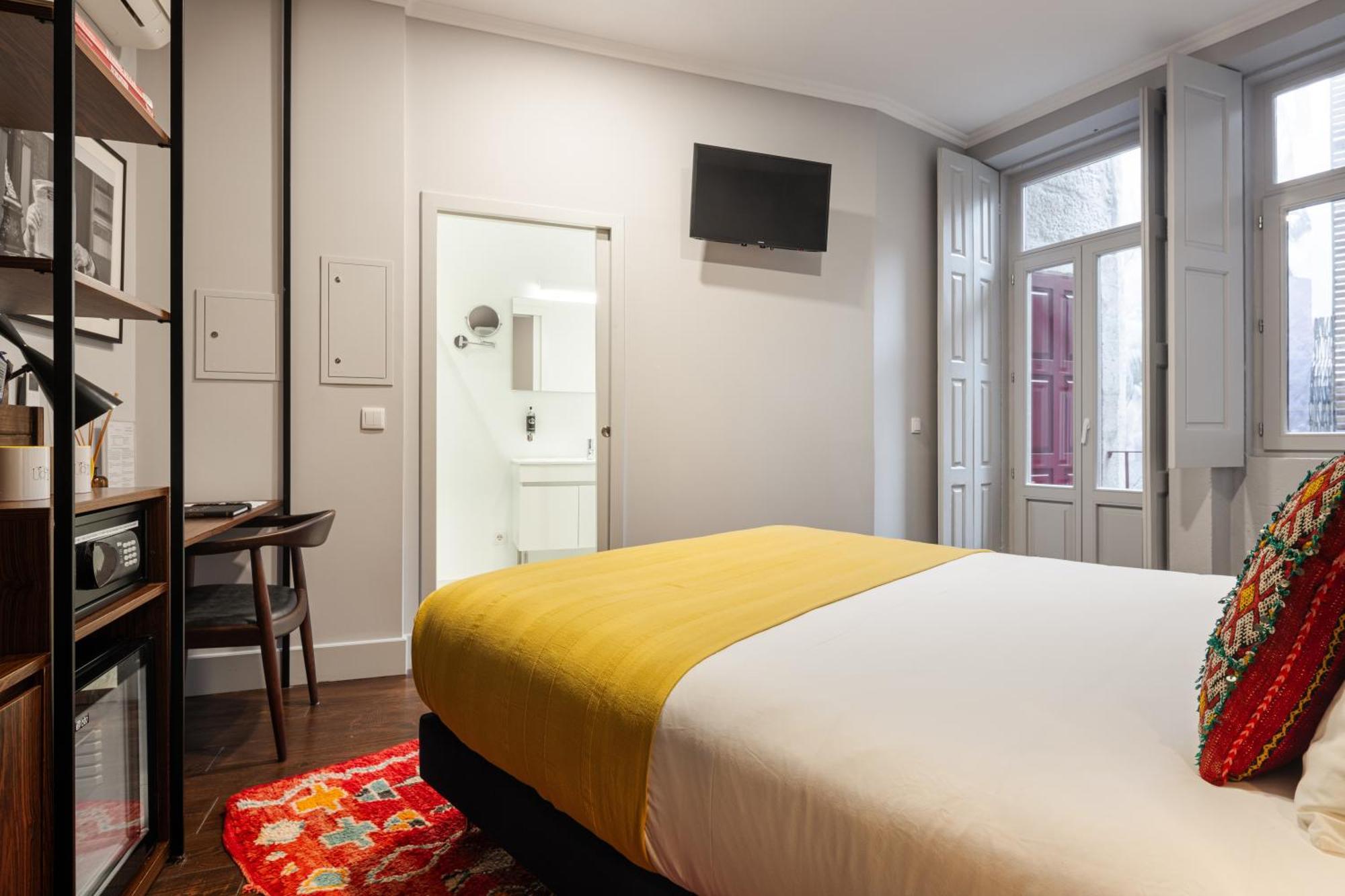 Utopian Hotel, A Charming