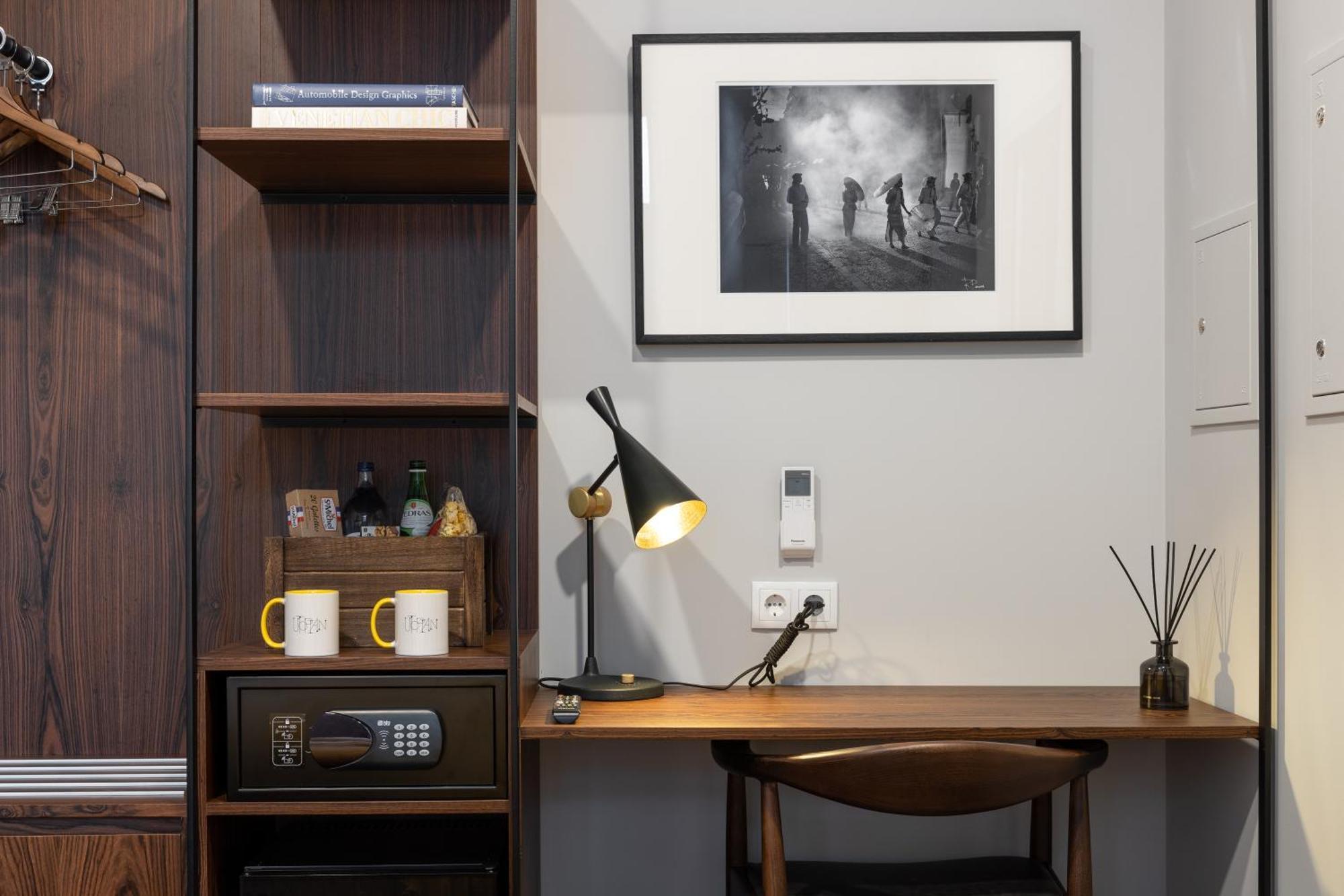 Utopian Hotel, A Charming Affittacamere